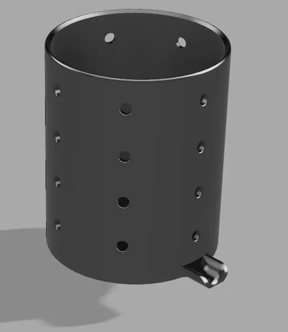CAD-Rendering Seitenansicht – grau gerendertes 3D-Modell des perforierten Zylinders mit Ausguss unten rechts, kein Foto