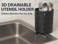Marketing-Grafik Besteckhalter mit Ablauf – schwarzer perforierter Zylinder mit Gabel und mehreren Löffeln gefüllt auf Spülenrand, Wasser läuft durch seitlichen Ausguss direkt in die Spüle (englischer Werbetext im Bild)