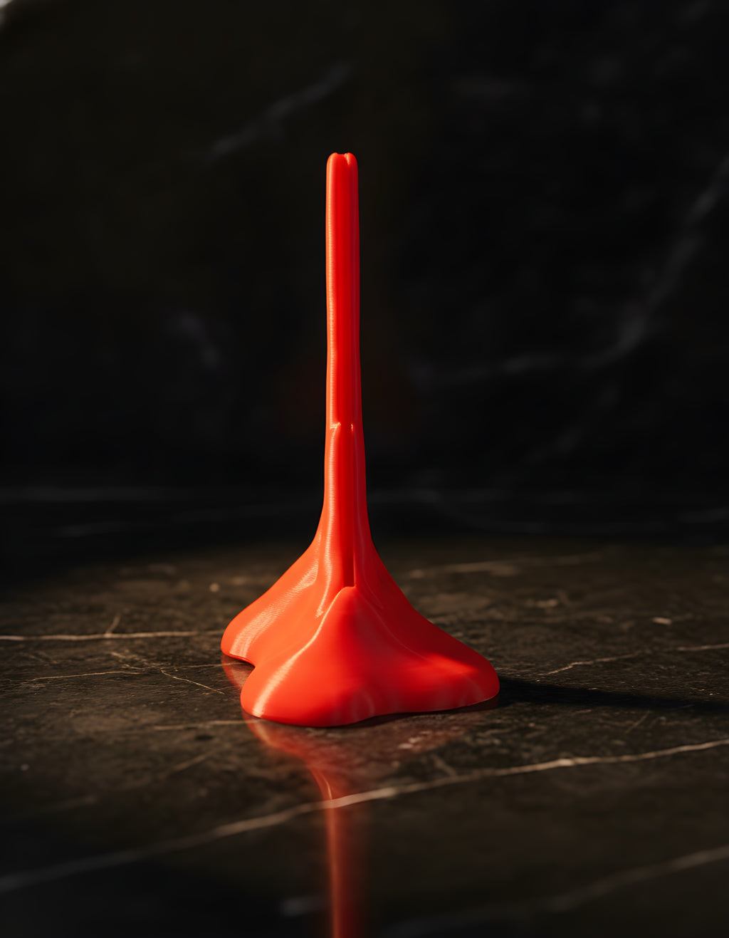 Nahaufnahme der hohen roten Spitze des Blutlache-Messerhalters mit sichtbaren 3D-Druck-Schichtlinien vor dunklem Hintergrund