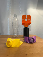 Bohrstaub-Fangtrichter-Set: schwarze gedruckte Sammelflasche mit montiertem orangem Trichteraufsatz, daneben lose Trichteraufsätze in Gelb und Lila sowie eine leere durchsichtige PET-Flasche im Hintergrund