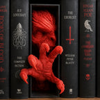Book Nook Dämonenkopf-Buchstütze in Rot, zwischen echten Horror-Büchern (Lovecraft, Poe, Stephen King) im Bücherregal, Klauen greifen nach draußen