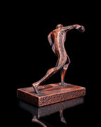 Boxer-Statue handbemalt Kupfer-Bronze-Optik, Rückansicht mit ausgestrecktem Schlagarm – Münch3D 3D-Druck
