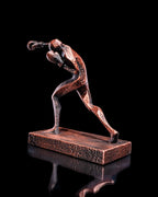 Boxer-Skulptur handbemalt Kupfer-Bronze-Optik, Rückansicht Kampfpose – Münch3D vor Schwarz