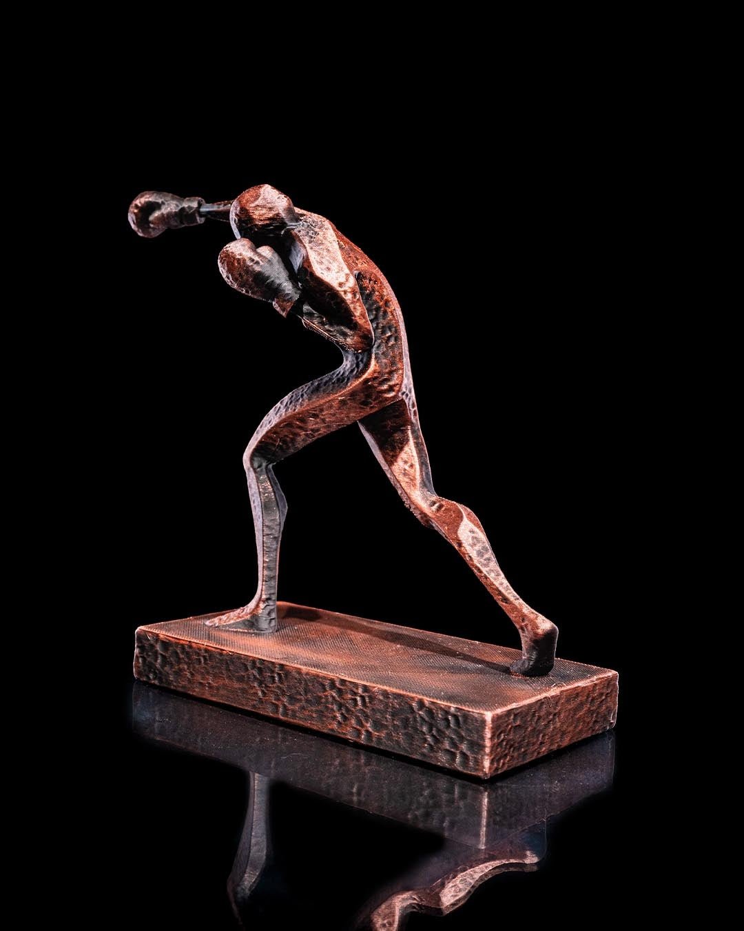 Boxer-Skulptur handbemalt Kupfer-Bronze-Optik, Rückansicht Kampfpose – Münch3D vor Schwarz