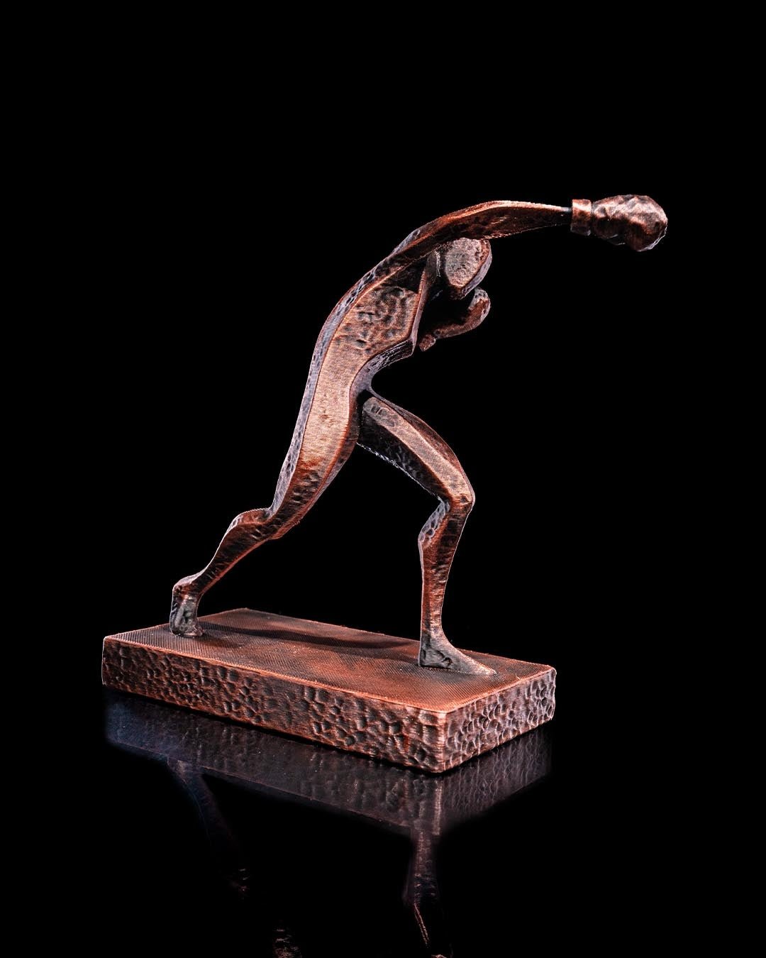 Boxer-Figur handbemalt Kupfer-Bronze-Optik, Seitenansicht Kampfpose – Made in Germany Münch3D