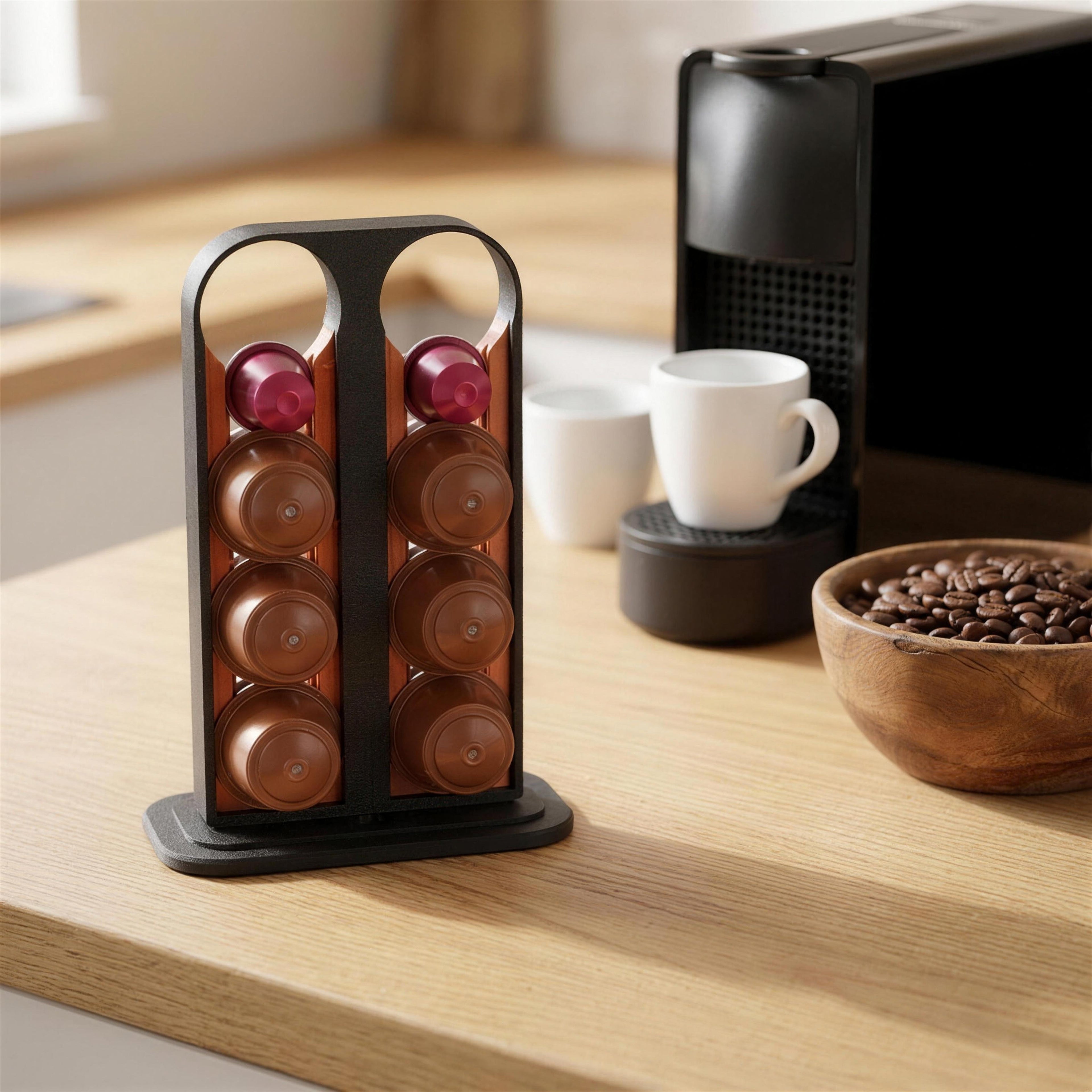 Kaffeekapsel-Spender in Schwarz von vorne, teilweise mit Kaffeekapseln gefüllt