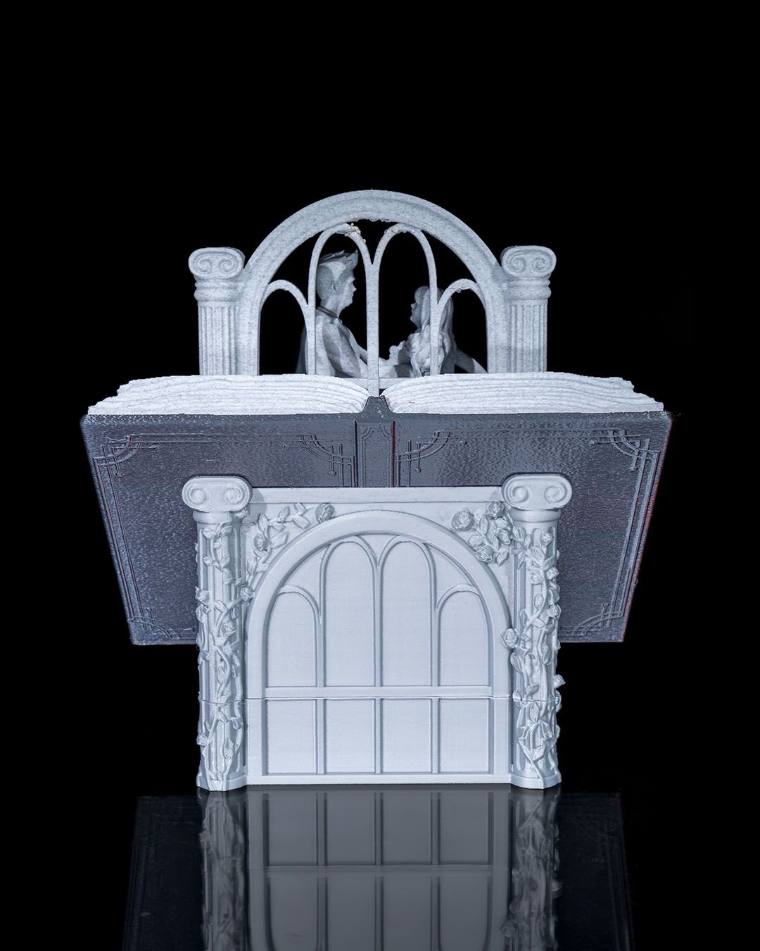Buch-Skulptur Paar & Rosen in Weiß-Grau, Frontalansicht mit aufgeschlagenem Buch und Rosenbogen – Münch3D
