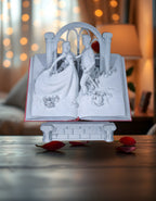 Buch-Skulptur Paar & Rosen auf Nachttisch mit Rosenblättern, Frontalansicht mit Rosenbogen – Münch3D