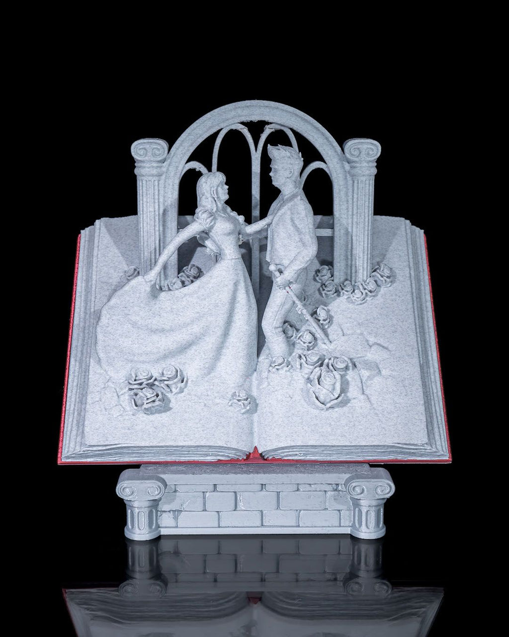 Buch-Skulptur Paar & Rosen, unbemalter 3D-Druck in Weiß-Grau – Frontalansicht mit Rosenbogen, Münch3D