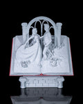 Buch-Skulptur Paar & Rosen, unbemalter 3D-Druck in Weiß-Grau – Frontalansicht mit Rosenbogen, Münch3D