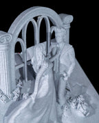 Buch-Skulptur Paar & Rosen in Weiß-Grau, Nahaufnahme des Paares unter dem Rosenbogen – Münch3D