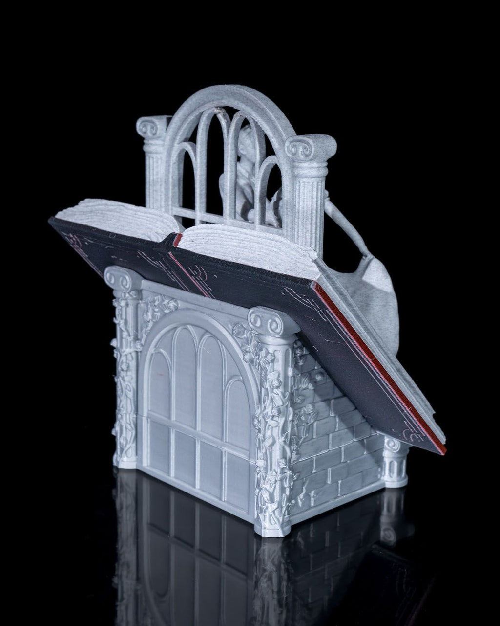 Buch-Skulptur Paar & Rosen in Weiß-Grau, Rückansicht mit rotem Buchschnitt – Münch3D 3D-Druck