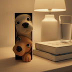 Book Nook Hundewelpen auf Nachttisch neben einem Bücherstapel, warmes Lampenlicht am Abend, Wasserglas im Hintergrund