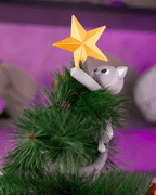 Christbaumspitze kletternde Katze mit goldenem Stern, Rückenansicht auf Lifestyle-Foto mit lila Bokeh-Hintergrund, 27 cm – Münch3D