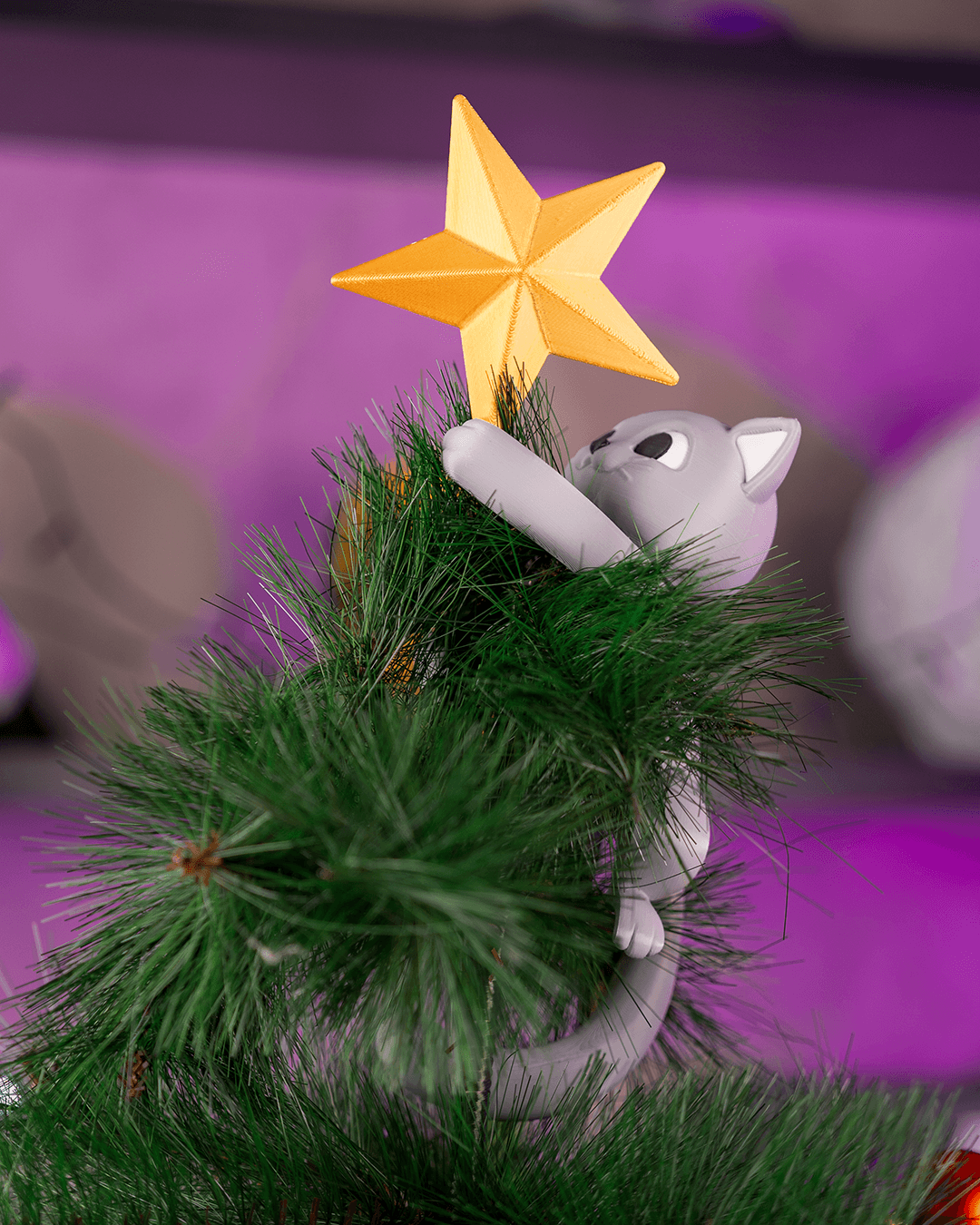 Christbaumspitze kletternde Katze mit goldenem Stern, Rückenansicht auf Lifestyle-Foto mit lila Bokeh-Hintergrund, 27 cm – Münch3D