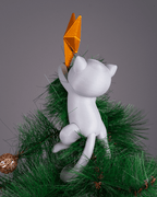 Christbaumspitze Katze kletternd mit goldenem Stern, Rückansicht am echten Tannenbaum mit goldener Kugel – Münch3D