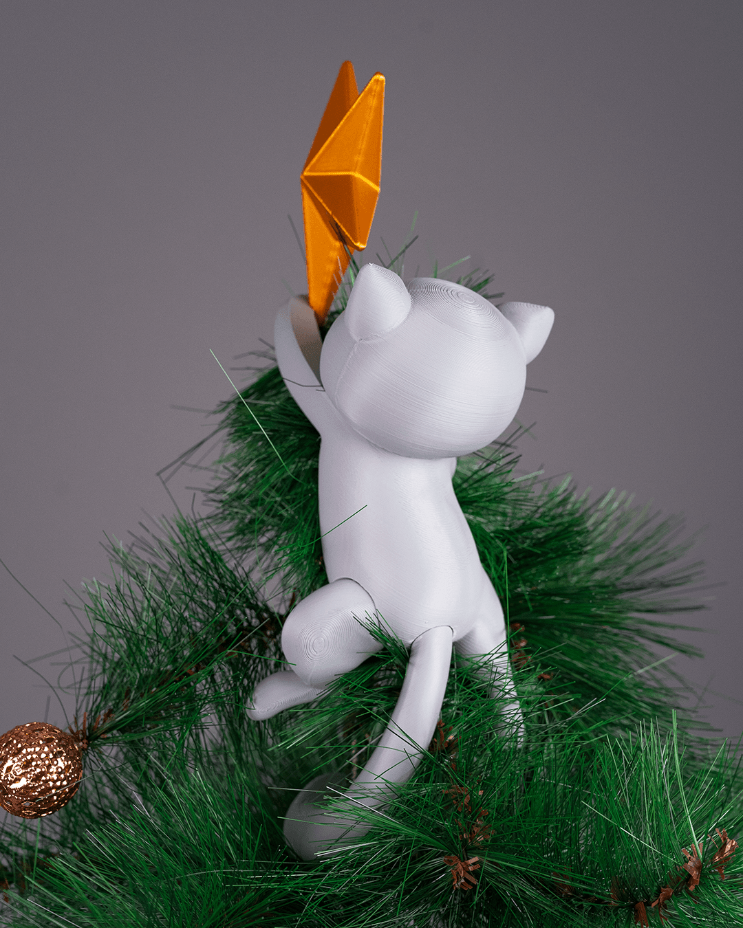 Christbaumspitze Katze kletternd mit goldenem Stern, Rückansicht am echten Tannenbaum mit goldener Kugel – Münch3D