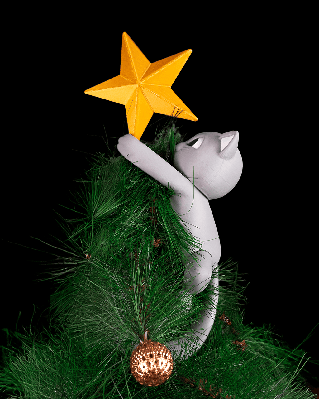 Christbaumspitze Katze kletternd, Rückenansicht am echten Tannenbaum mit goldener Kugel, 27 cm – Münch3D