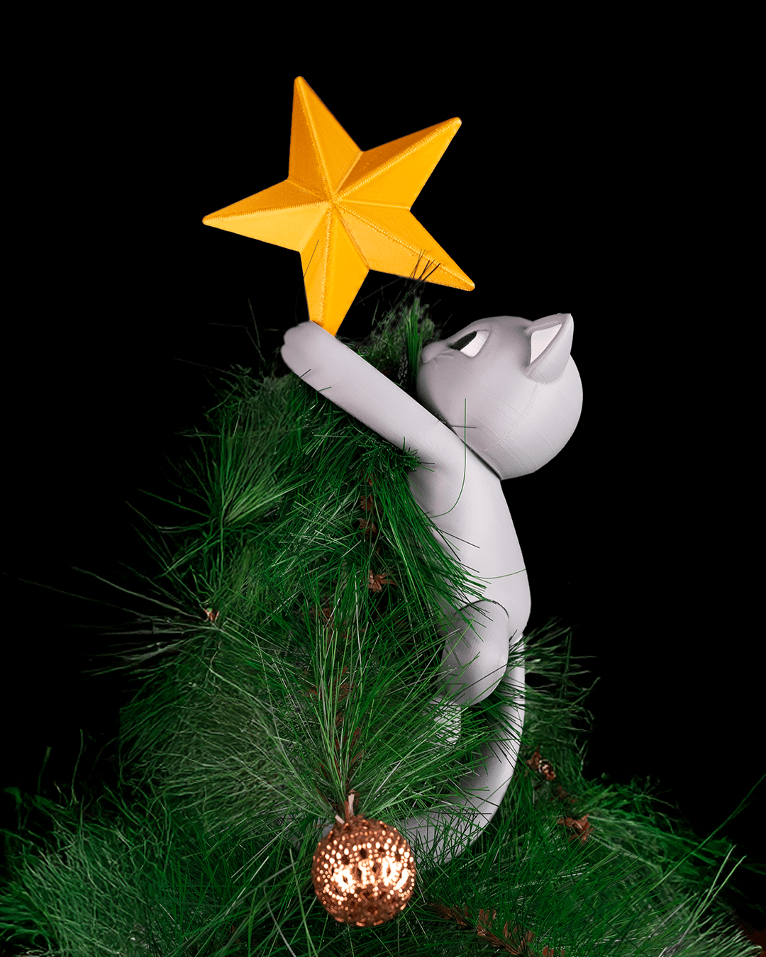Christbaumspitze Katze kletternd, Rückenansicht am echten Tannenbaum mit goldener Kugel, 27 cm – Münch3D