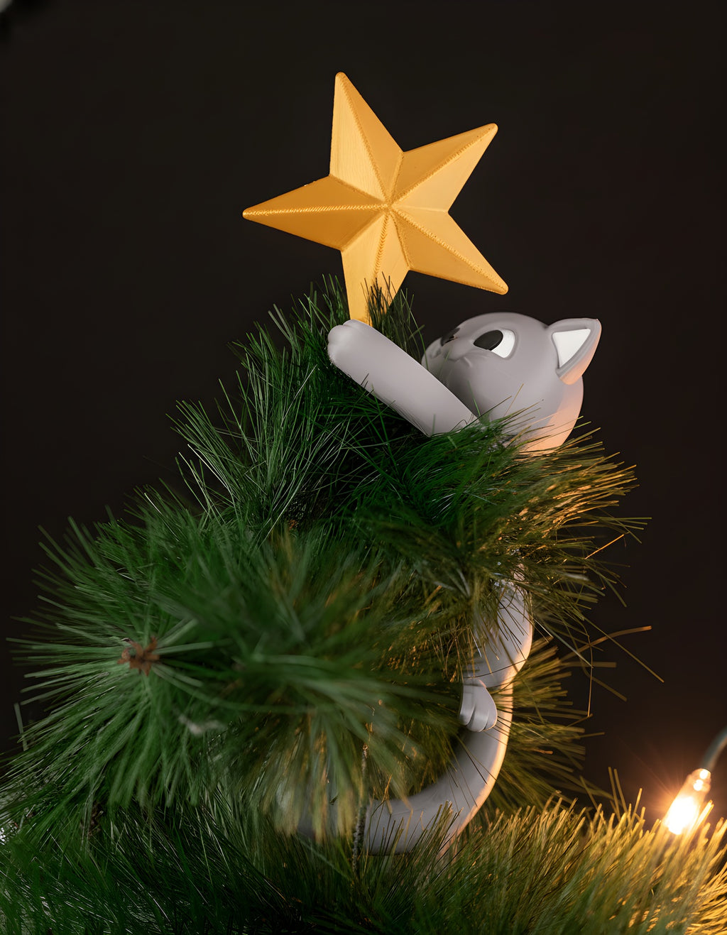 Christbaumspitze Katze kletternd mit goldenem Stern, Rückenansicht am Baumwipfel mit echten Tannenzweigen, dunkler Hintergrund mit warmem Lichterglanz statt lila Bokeh – Münch3D