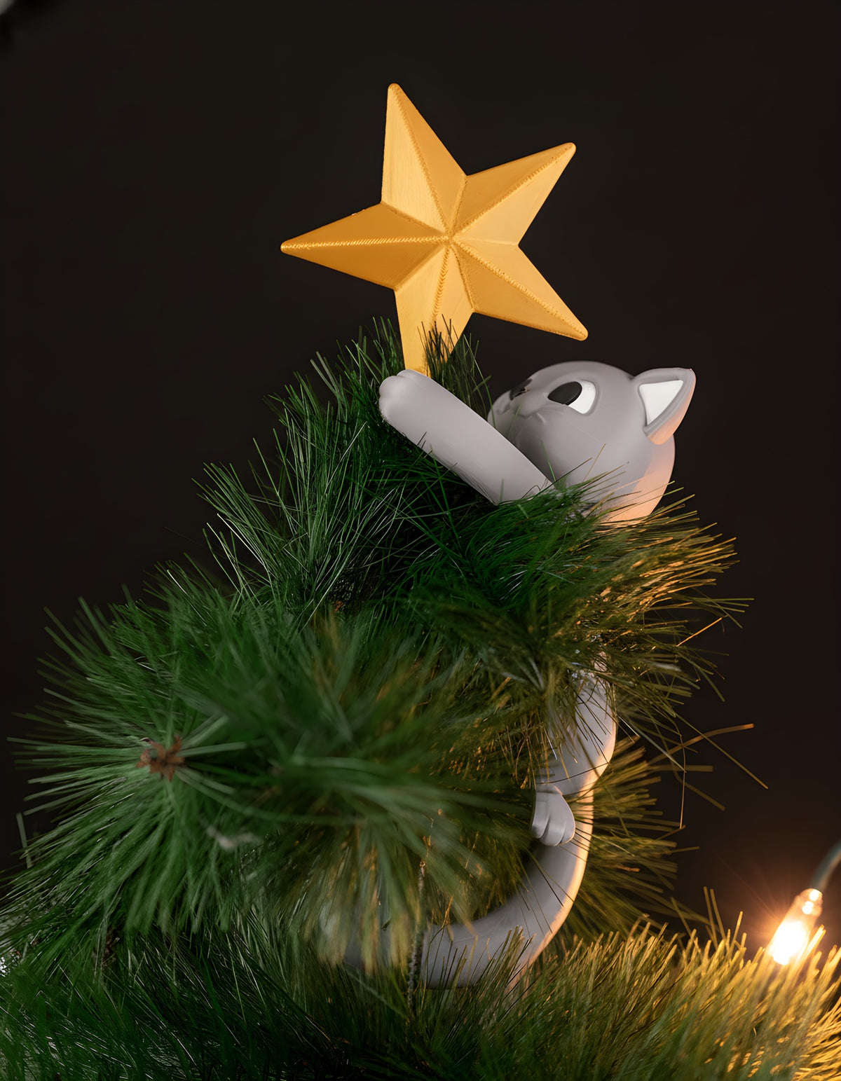Christbaumspitze Katze kletternd mit goldenem Stern, Rückenansicht am Baumwipfel mit echten Tannenzweigen, dunkler Hintergrund mit warmem Lichterglanz statt lila Bokeh – Münch3D