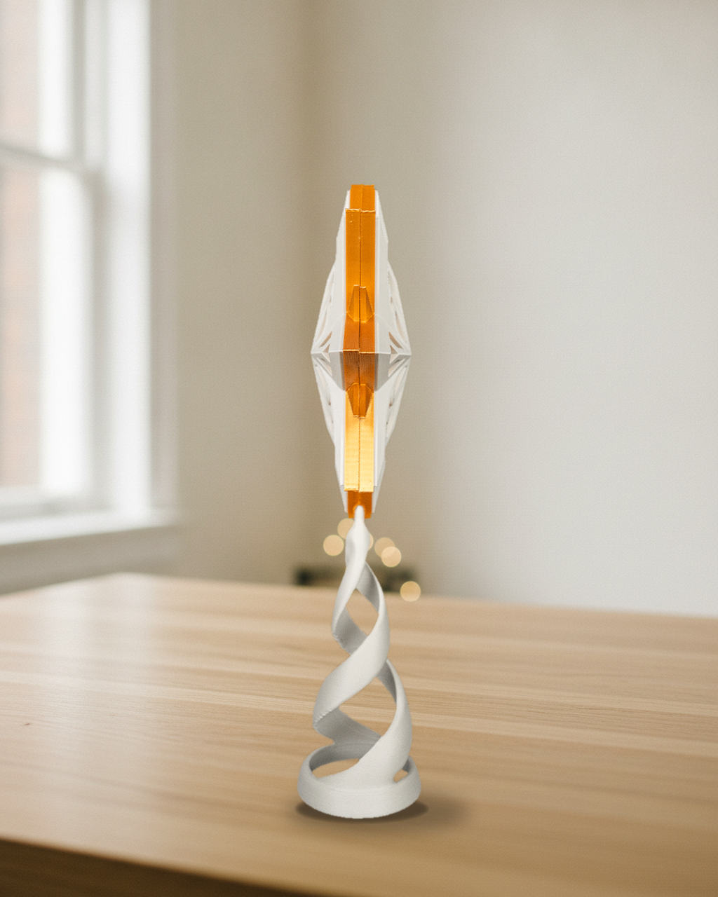 Christbaumspitze Groß mit weißer Spirale von der Seite, der Stern ist schmal von der Kante zu sehen mit goldener Mittellage, aufgestellt auf einem hellen Holztisch vor einem Fenster