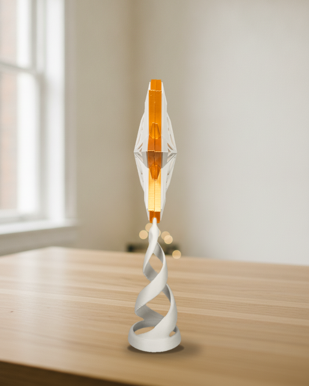 Christbaumspitze Groß mit weißer Spirale von der Seite, der Stern ist schmal von der Kante zu sehen mit goldener Mittellage, aufgestellt auf einem hellen Holztisch vor einem Fenster