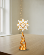 Christbaumspitze Klein, 20 cm, mit weiß-goldenem Stern auf goldener Spirale, aufgestellt auf einem hellen Eichentisch vor einem Fenster mit weichem Tageslicht