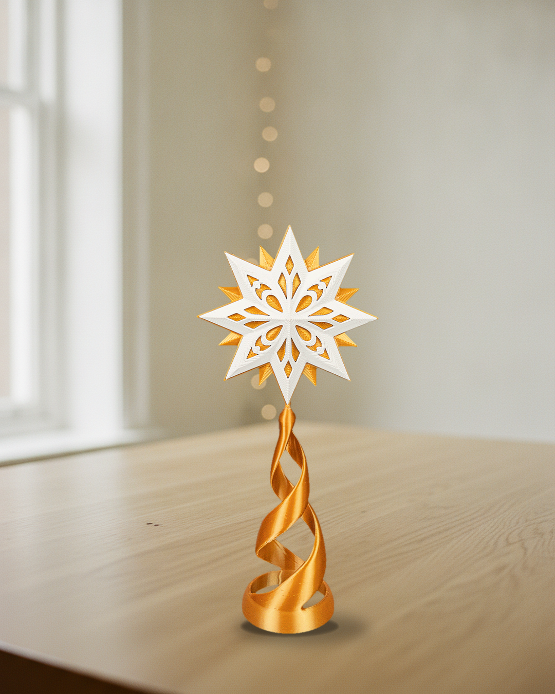 Christbaumspitze Klein, 20 cm, mit weiß-goldenem Stern auf goldener Spirale, aufgestellt auf einem hellen Eichentisch vor einem Fenster mit weichem Tageslicht