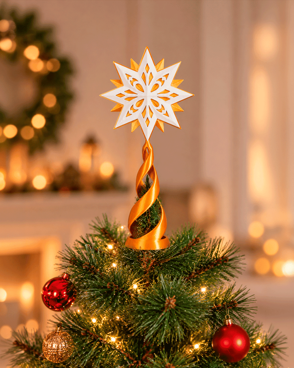 Christbaumspitze mit weiß-goldenem Stern und goldener Spirale auf einem Weihnachtsbaum mit Lichterkette, roten und goldenen Kugeln, im Hintergrund ein warmes Zimmer mit Girlande und Kamin