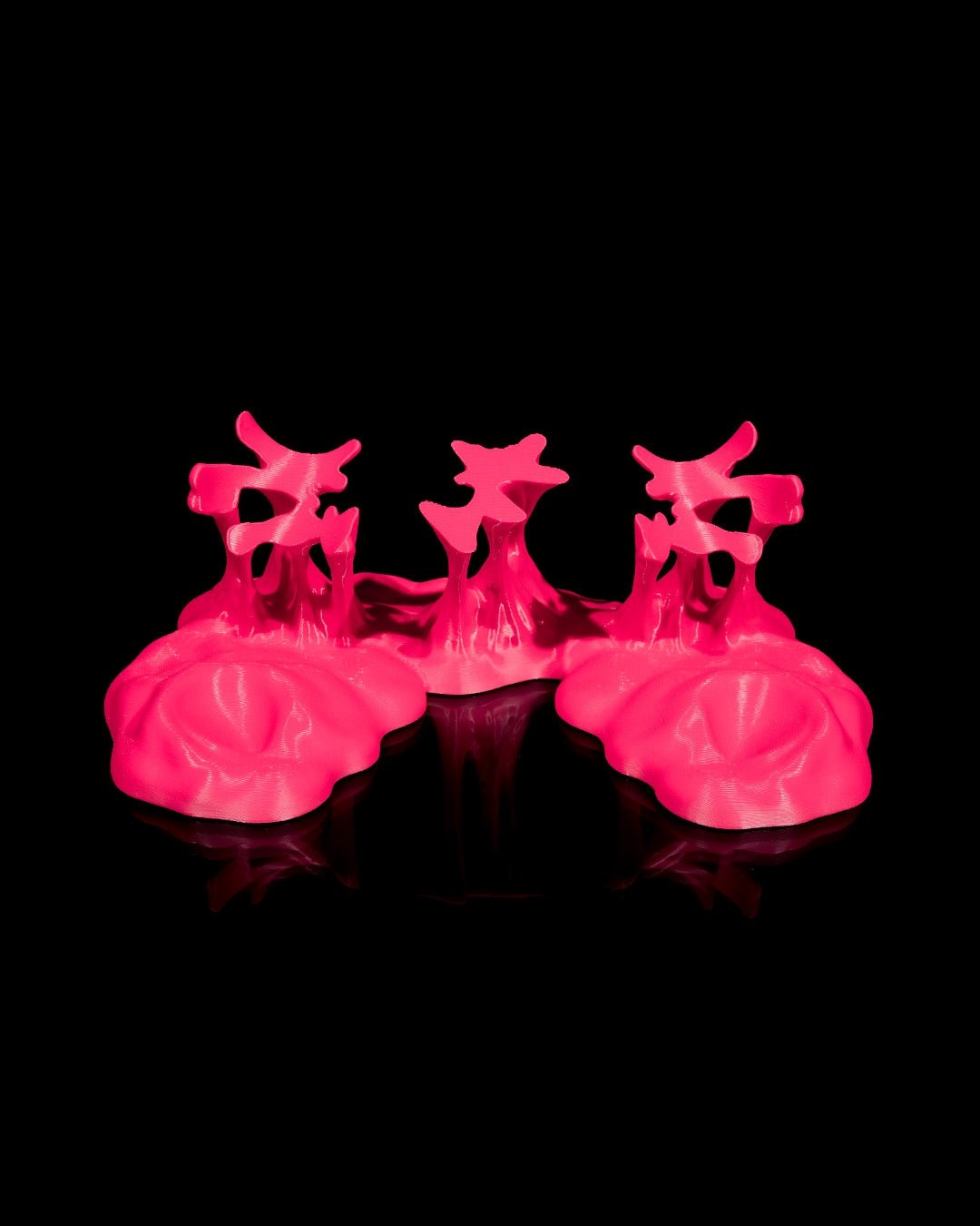 Leerer Controller-Ständer im Sticky-Splash-Design in Pink, Ansicht ohne Controller vor schwarzem Hintergrund