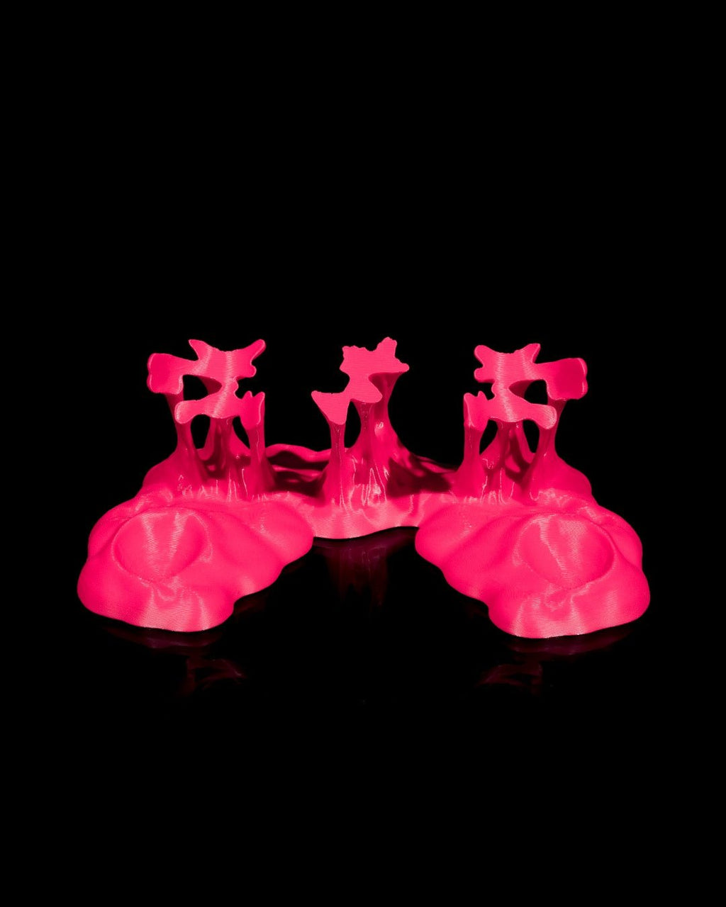 Leerer Controller-Ständer im Sticky-Splash-Design in Pink, Frontalansicht ohne Controller vor schwarzem Hintergrund