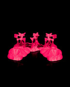 Leerer Controller-Ständer im Sticky-Splash-Design in Pink, Frontalansicht ohne Controller vor schwarzem Hintergrund