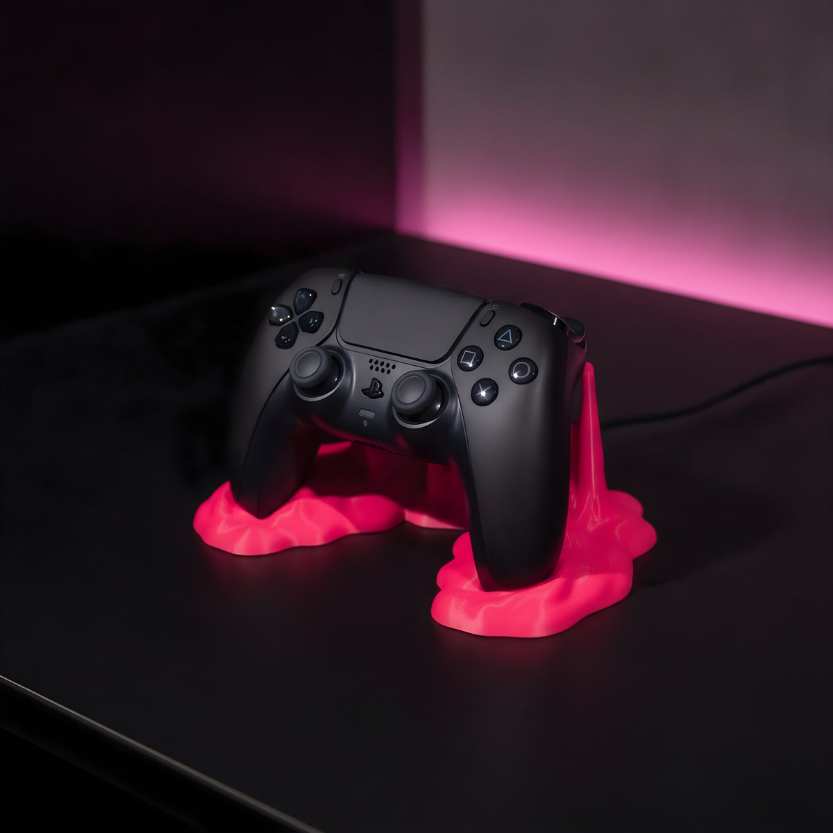 Schwarzer Gaming-Controller in pinkfarbenem Sticky-Splash-Controller-Ständer auf mattschwarzem Schreibtisch, pink-magentafarbener RGB-Streifen im Hintergrund