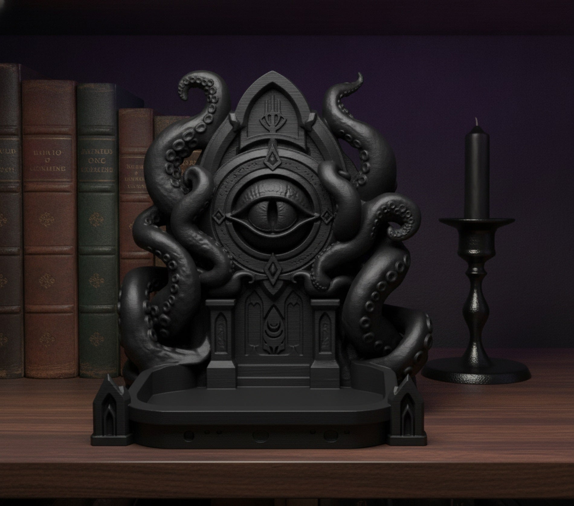 Schwarze Cthulhu-Schmuckschale mit Tentakeln und Auge, Frontalansicht auf einem Bücherregal neben alten Büchern und einem Kerzenständer