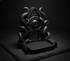 Nahaufnahme der schwarzen Cthulhu-Schmuckschale mit Detailansicht des geschnitzten Auges und der Tentakel-Textur auf dunklem Schiefer