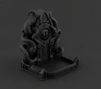 Schwarze Cthulhu-Schmuckschale, Seitenansicht mit Blick auf die leere, gotisch verzierte Ablageschale vor neutralem Hintergrund