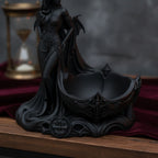 Nahaufnahme der muschelförmigen Schmuckschale der Gothic-Dämonin-Statue mit verzierten Ornamenten am Rand
