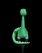 Grüner Dino-Handyhalter ohne Smartphone, Frontalansicht mit langem Hals und gezähntem Schwanzring vor schwarzem Hintergrund