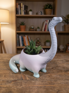 Dino Pflanztopf Langhals in Weiß-Mint mit Sukkulente bepflanzt, Ansicht schräg von vorne – Lifestyle-Aufnahme auf Holztisch vor Bücherregal