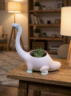 Dino Pflanztopf Langhals in Weiß-Mint mit Sukkulente bepflanzt, Seitenansicht mit langem Hals – Lifestyle-Aufnahme auf Holztisch