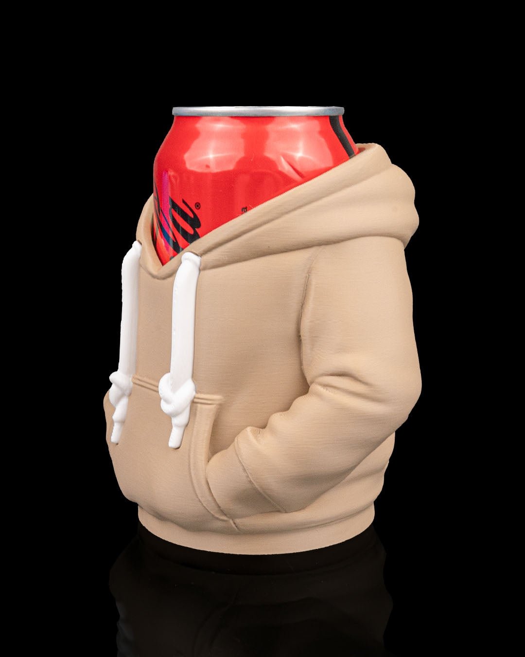 Dosen-Hoodie Cover Beige, Ansicht schräg von der Seite mit roter Dose – Münch3D