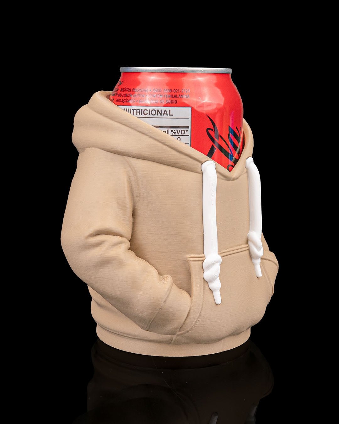 Dosen-Hoodie Cover Beige, Seitenansicht mit roter Dose und Kapuze, Kordeln sichtbar – Münch3D