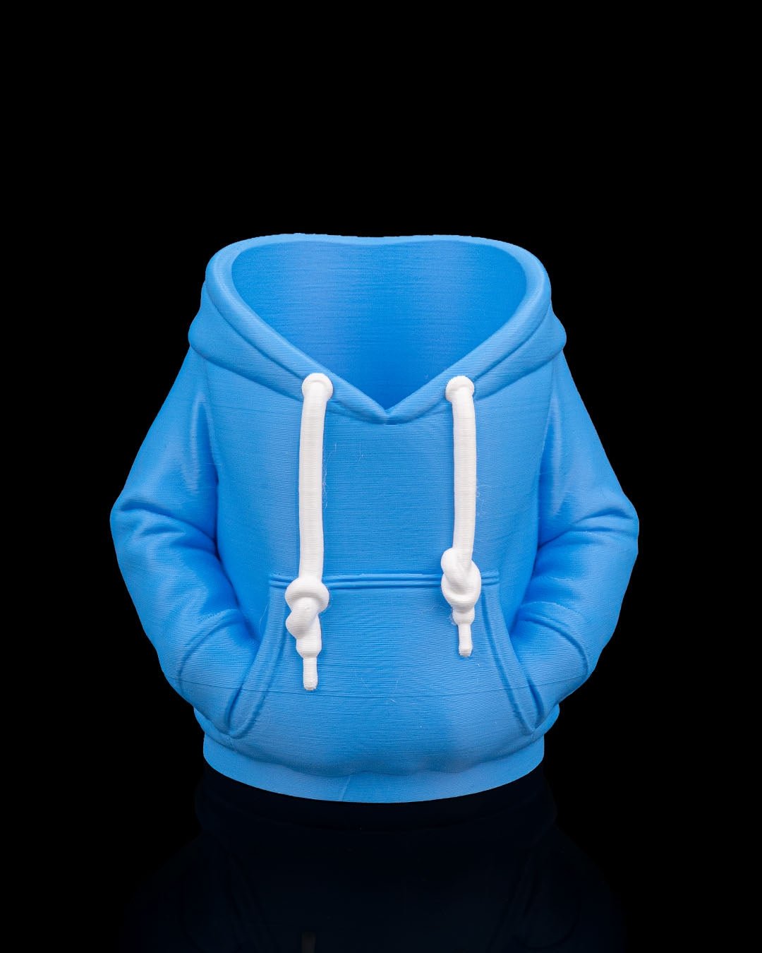 Dosen-Hoodie Cover in Blau, leer ohne Dose, Frontalansicht vor Schwarz – Münch3D