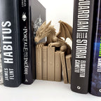 Detailaufnahme von Drachenkopf und Flügeln der Buchstütze in Knochenweiß