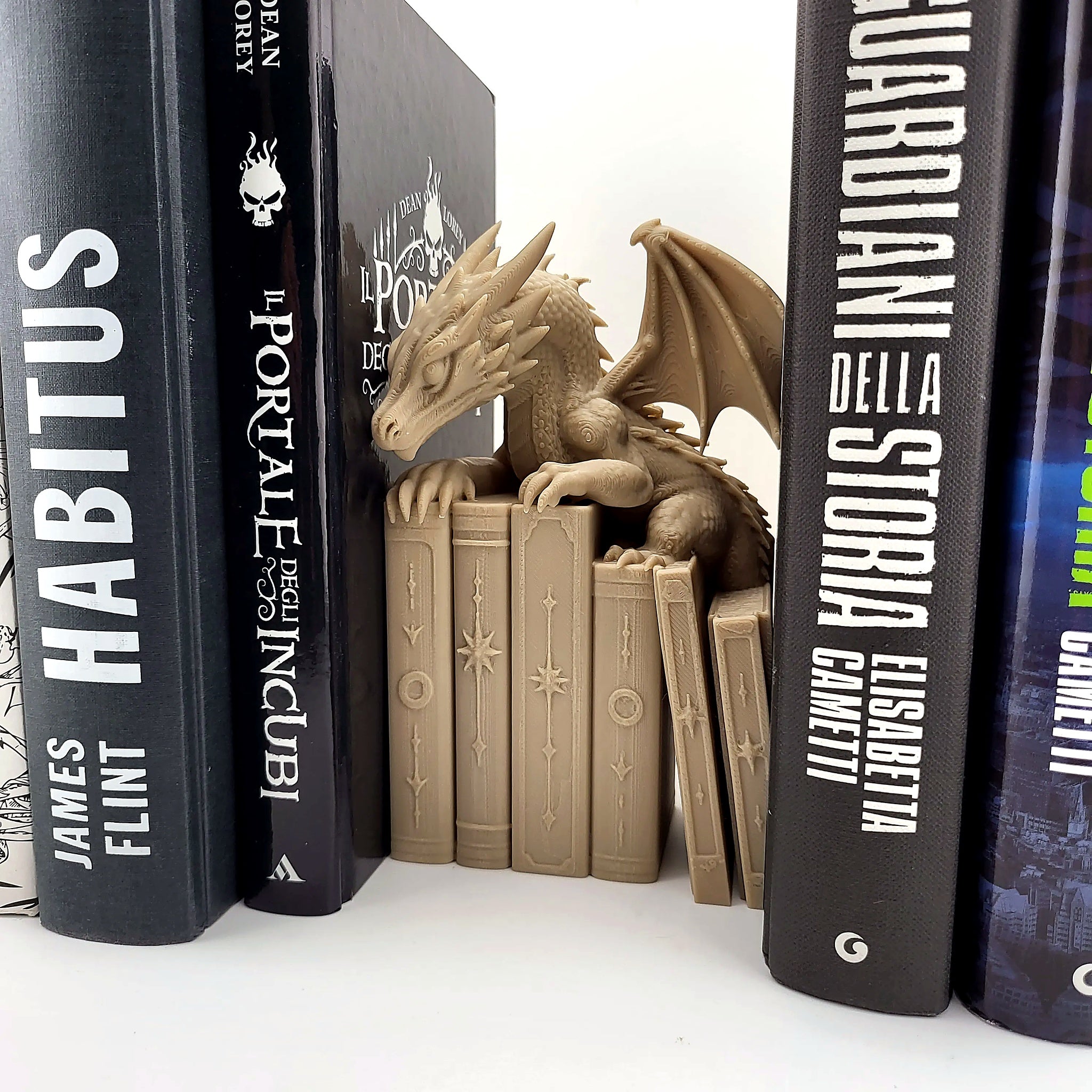 Detailaufnahme von Drachenkopf und Flügeln der Buchstütze in Knochenweiß