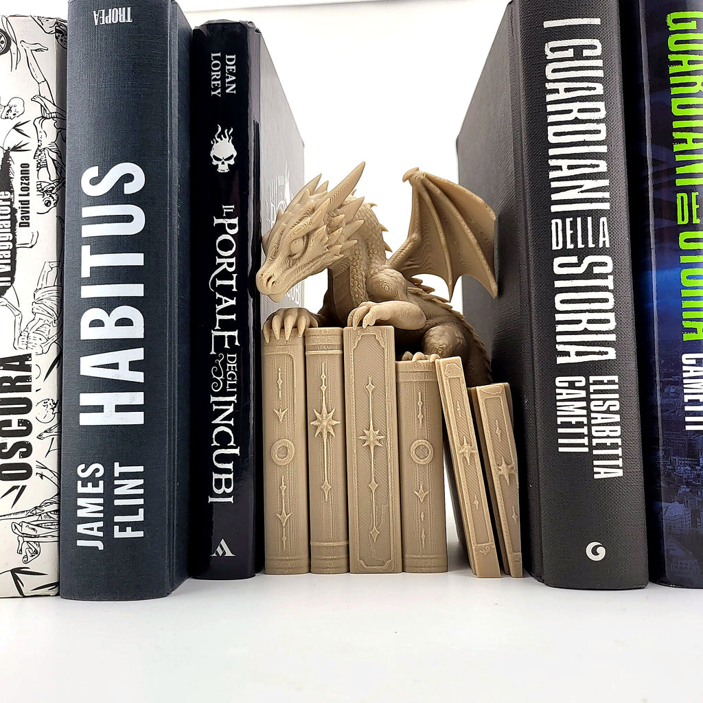 Drachen-Buchstütze aus versetztem Weitwinkel im Bücherregal fotografiert