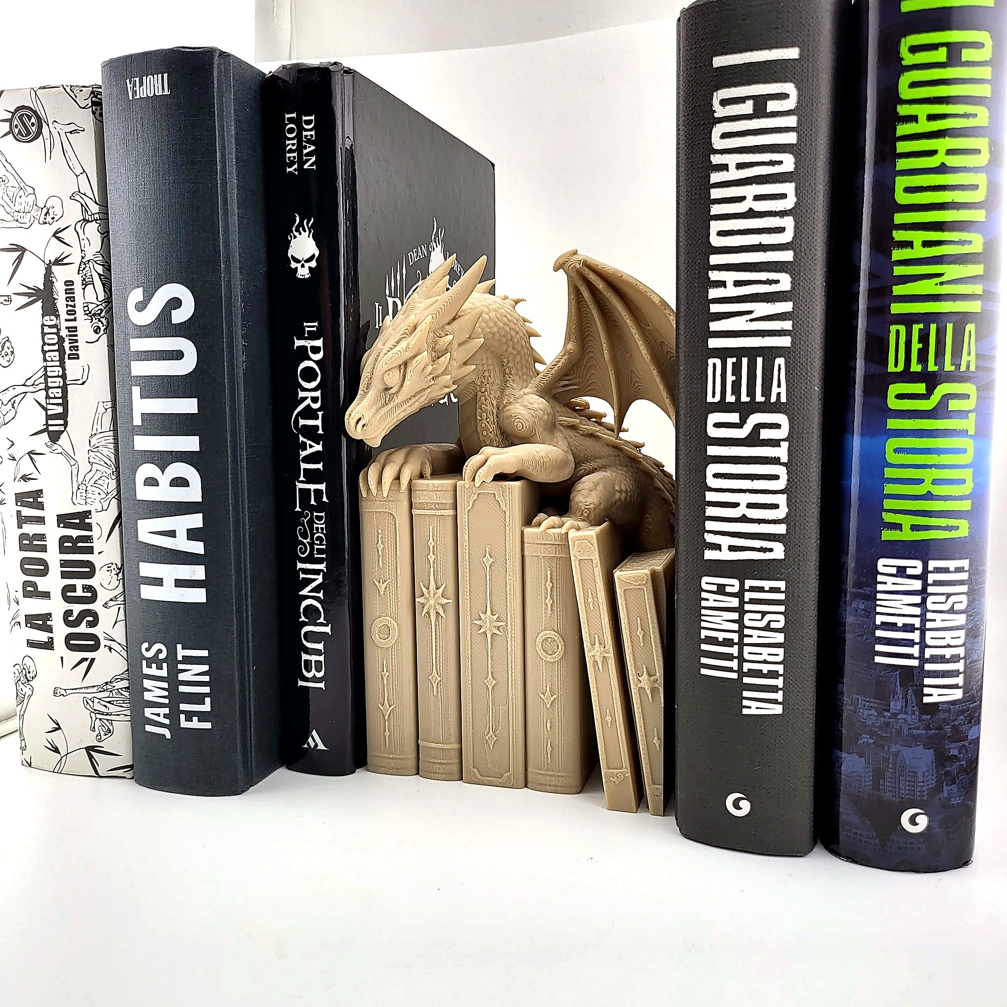 Weitwinkelaufnahme der Drachen-Buchstütze im Bücherregal-Kontext