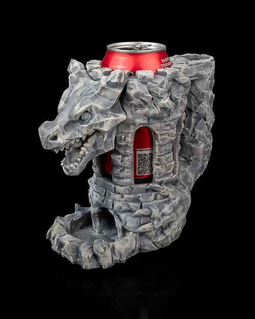 Drachen-Festungs-Dosenhalter mit eingesetzter Getränkedose, Dreiviertelansicht mit Drachenkopf seitlich – graue Steinoptik Münch3D