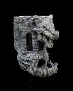 Frontalansicht Drachenkopf am Würfelturm mit geöffnetem Maul und Turmfenstern, graue Steinoptik – 3D-Druck Münch3D